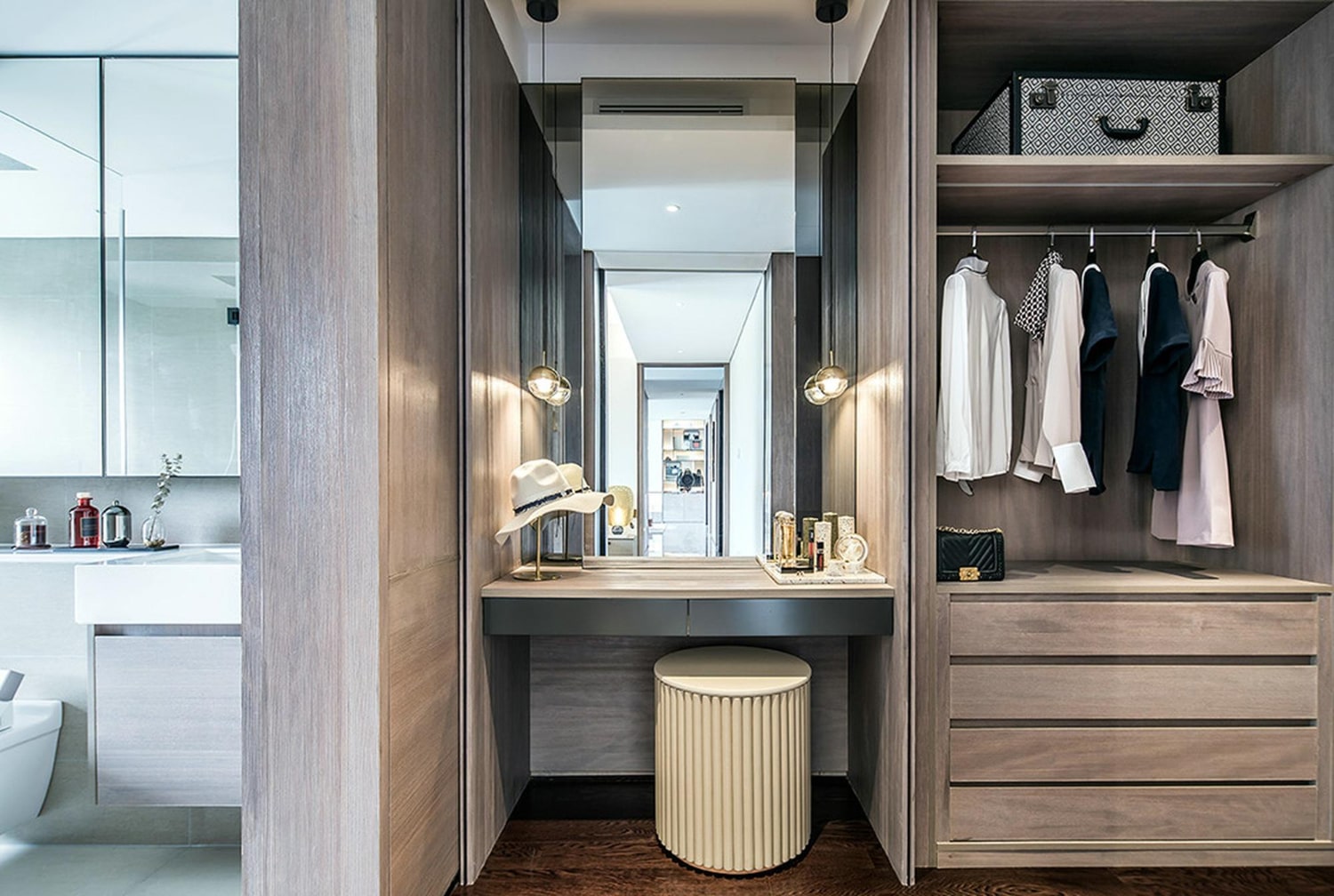 Chambre avec salle de bain et dressing