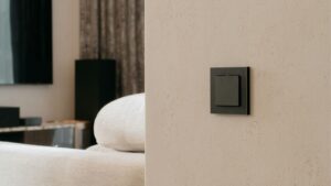 Installer un va-et-vient avec trois interrupteurs